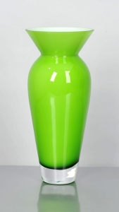 Zgrabny szklany wazon jasnozielony h 27 cm