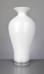 Biały wazon szklany o wysokości 42 cm