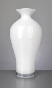 Biały wazon szklany o wysokości 42 cm