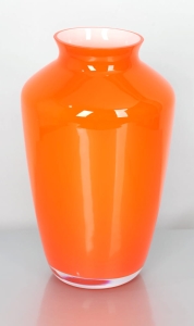 Pomarańczowy wazon wykonany z grubego szkła o wysokości 30 cm